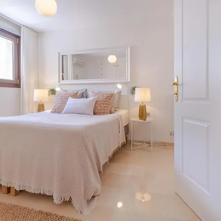 Surrounded By Stunning Views -5 Bedrooms *