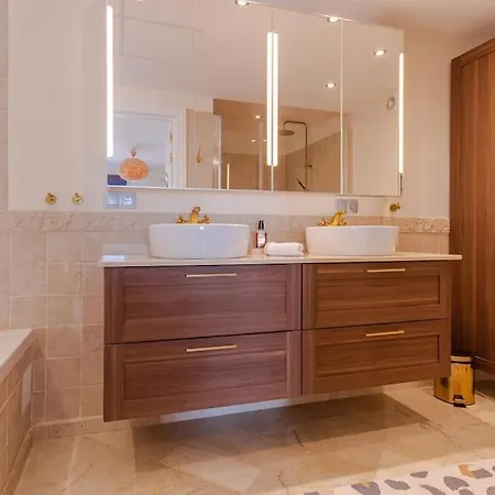 Surrounded By Stunning Views -5 Bedrooms Villa