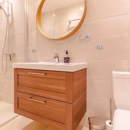 Surrounded By Stunning Views -5 Bedrooms *
