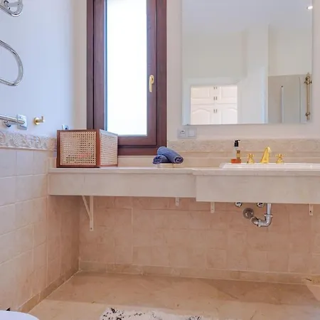 Villa Surrounded By Stunning Views -5 Bedrooms *